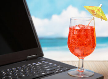 Laptop_on_Beach_-_size